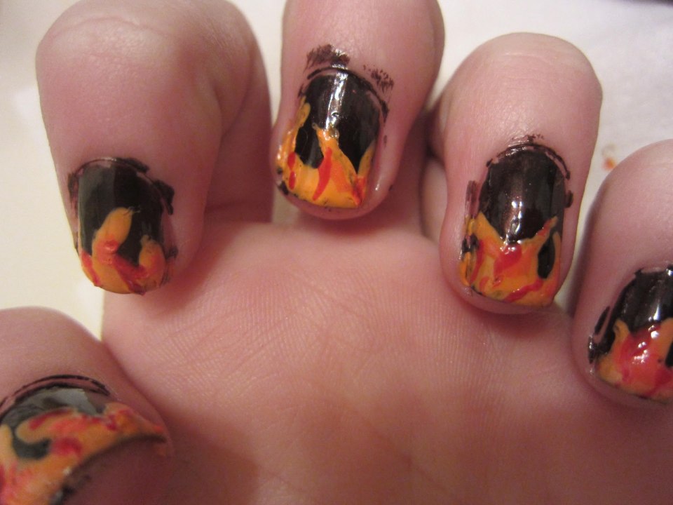 Нарощенные ногти с огнем