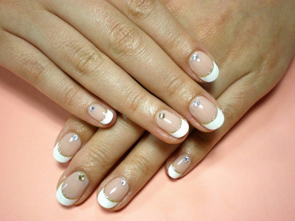 Френч на короткие ногти со стразами