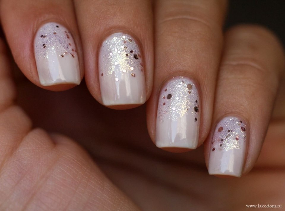 Молочный маникюр с блестками