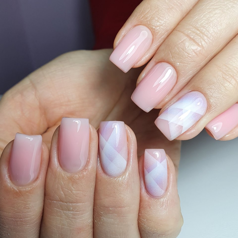 Маникюр аэрография нежный