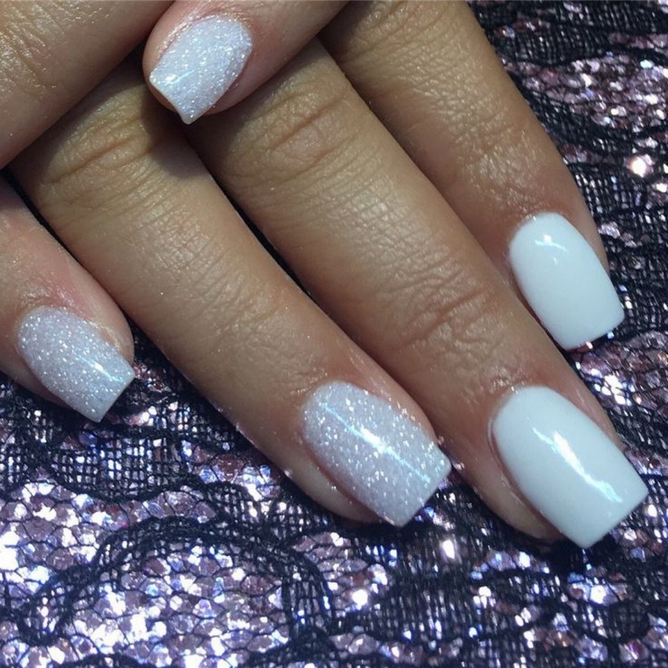 Белый маникюр с блестками