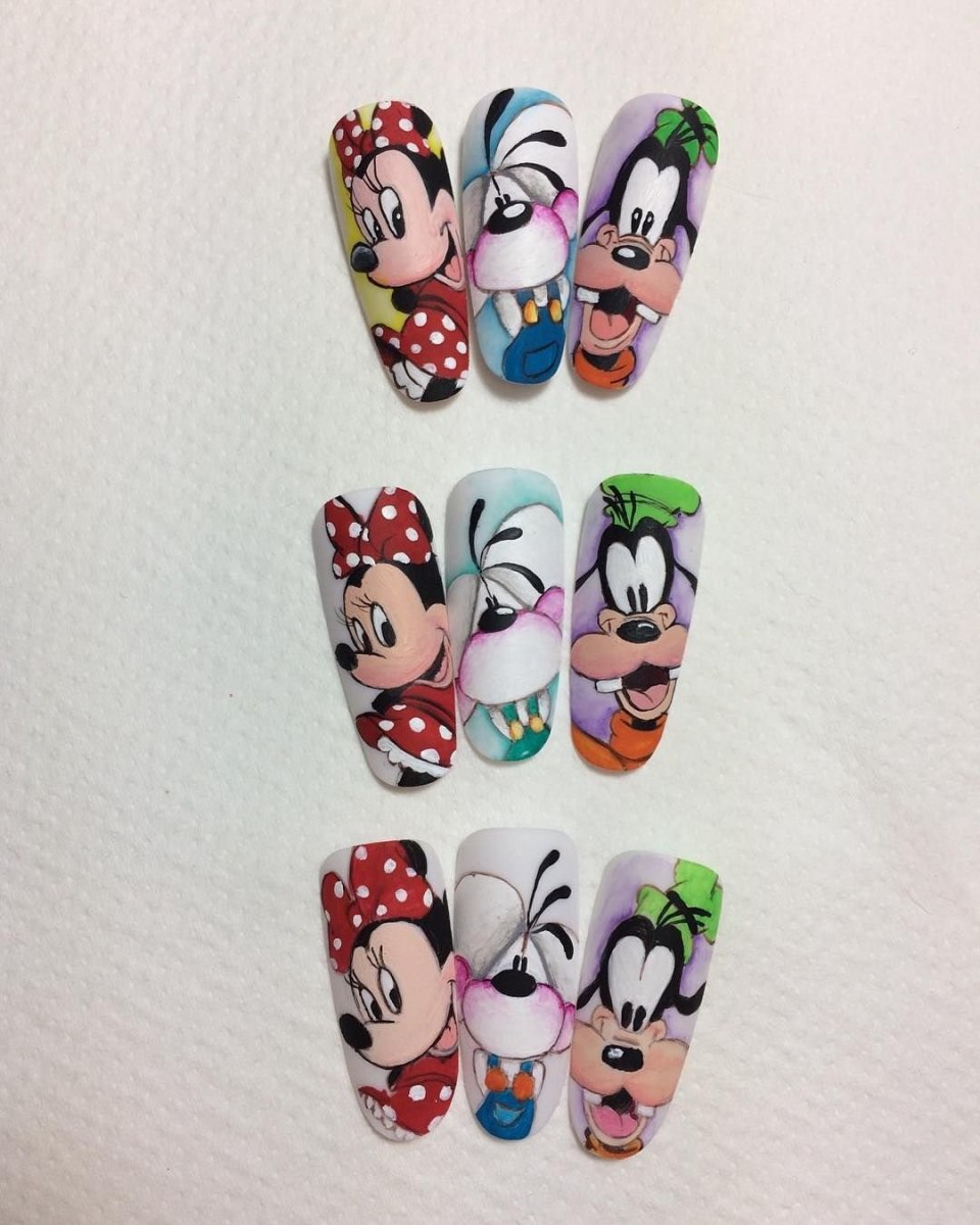 Нюдовый маникюр с Микки Маусом