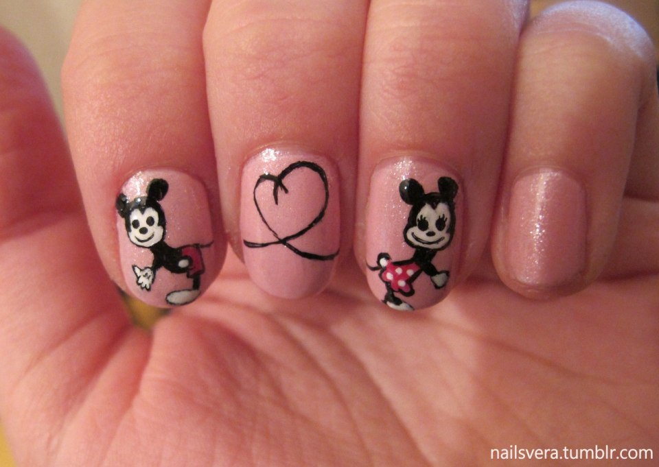 Ногти шеллак с Микки Маусом