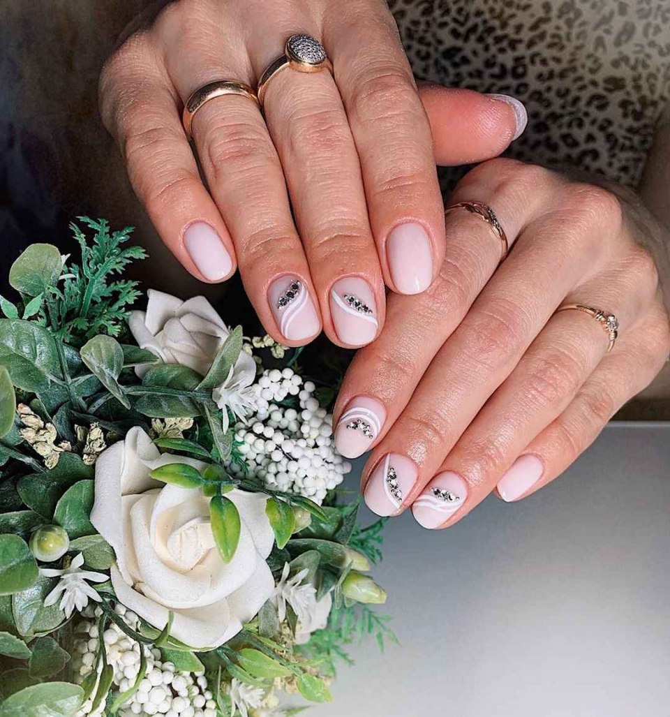 Маникюр френч белый классический