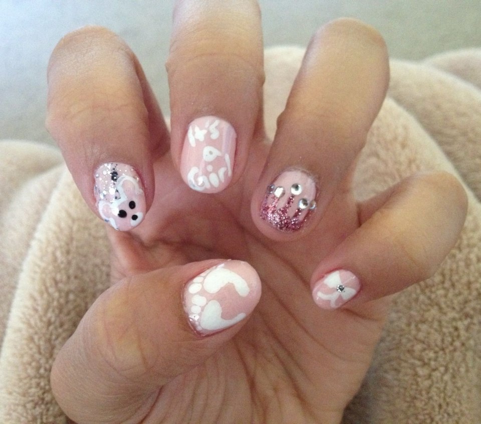 Нежный маникюр в школу