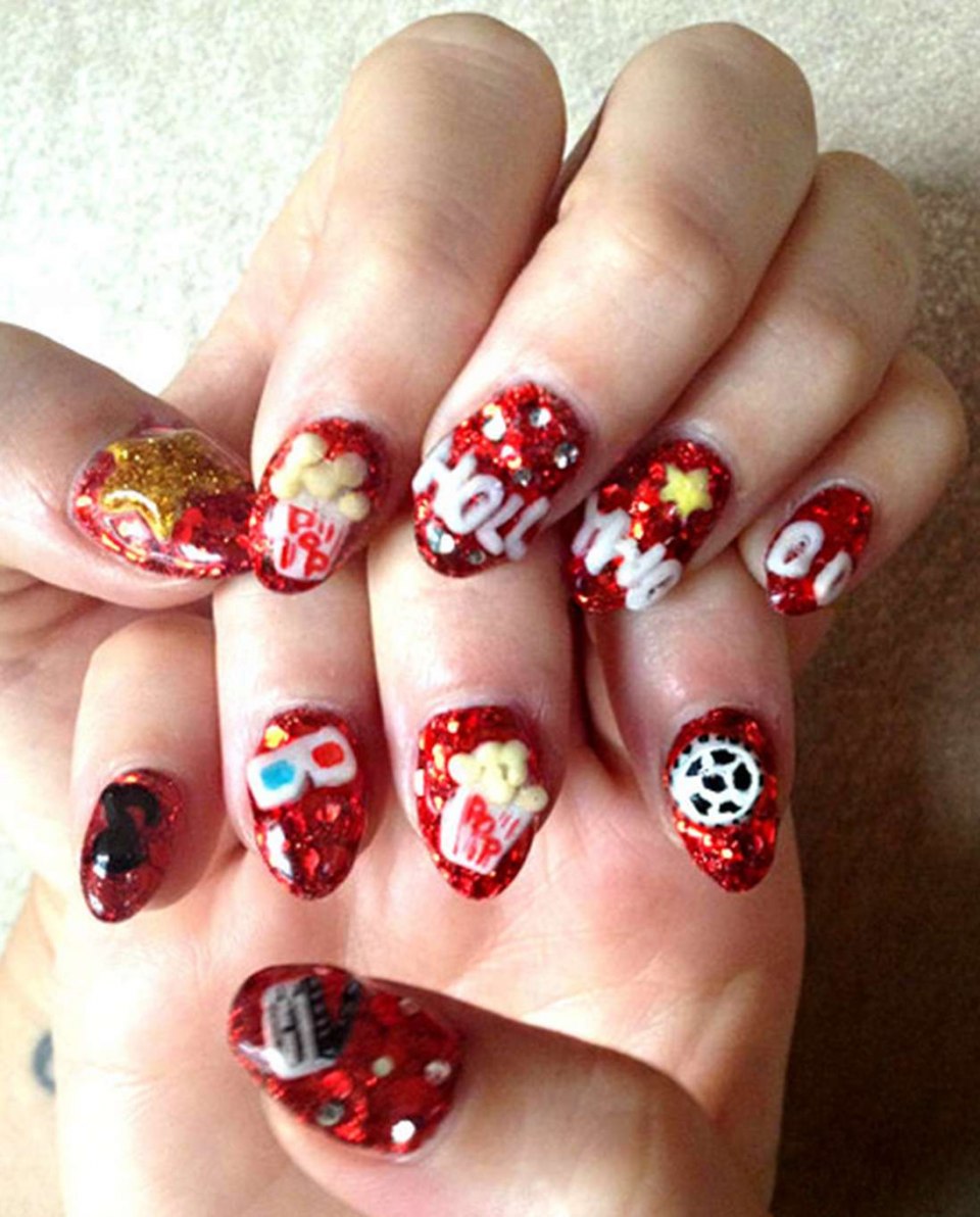 Красный маникюр со звездами