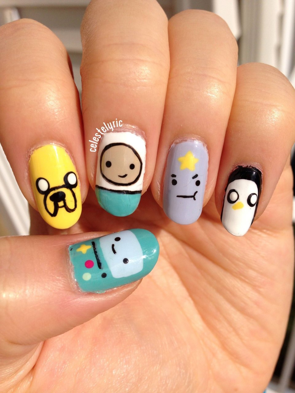 Маникюр с разноцветными точками