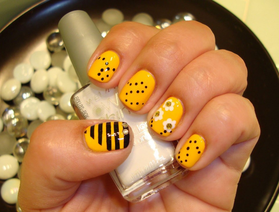 Маникюр в горошек