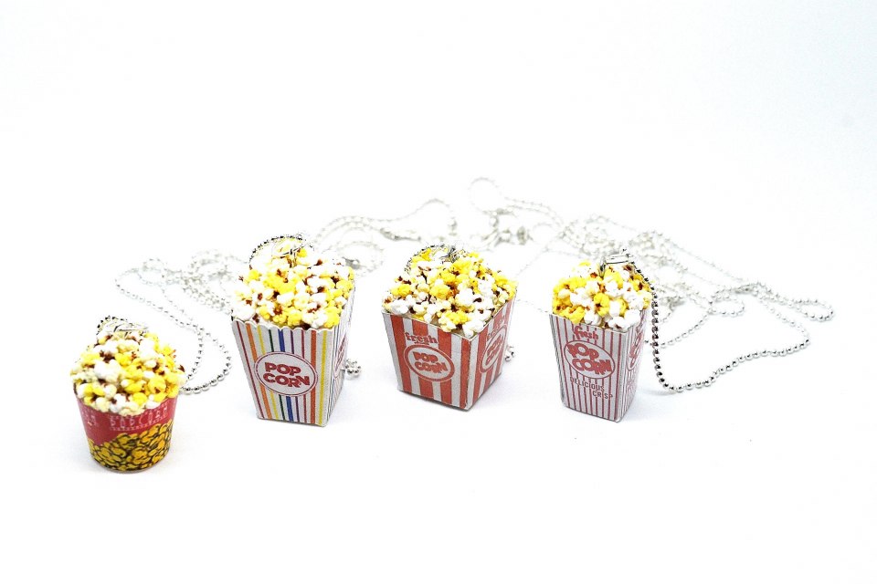 Маникюр с разноцветными точками