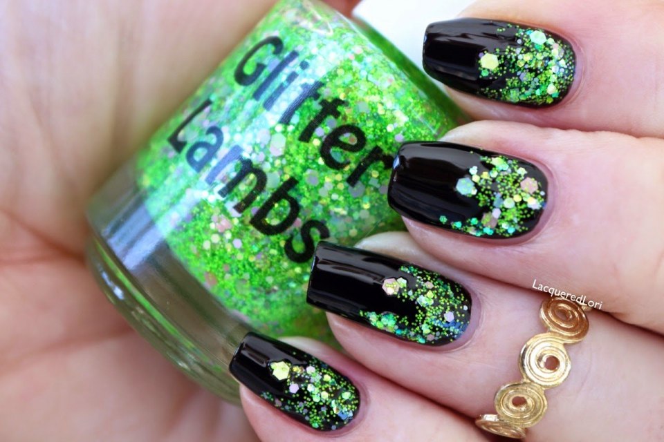 Ногти зелёные с блестками