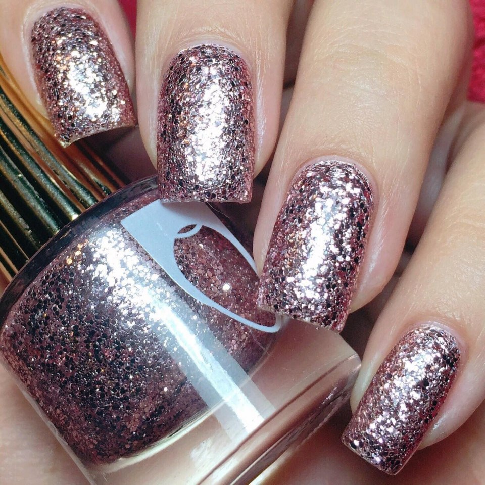 Маникюр с листиками