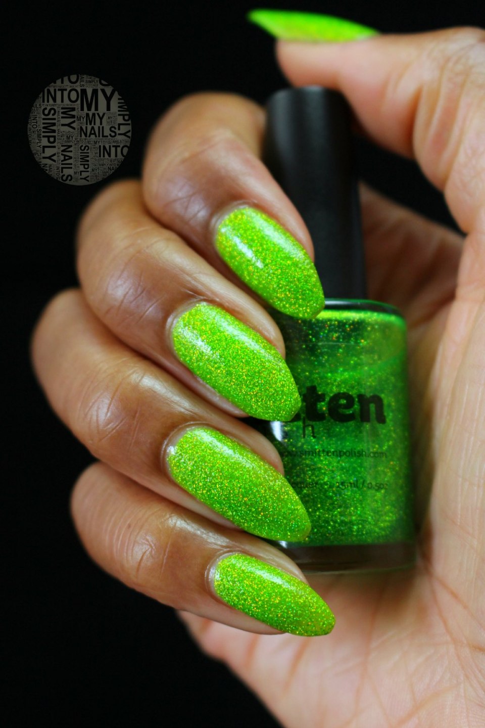 Салатовые ногти с блестками