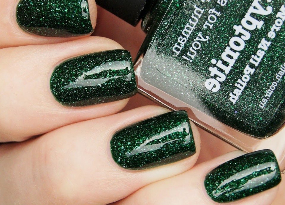 Зелёный маникюр с блестками