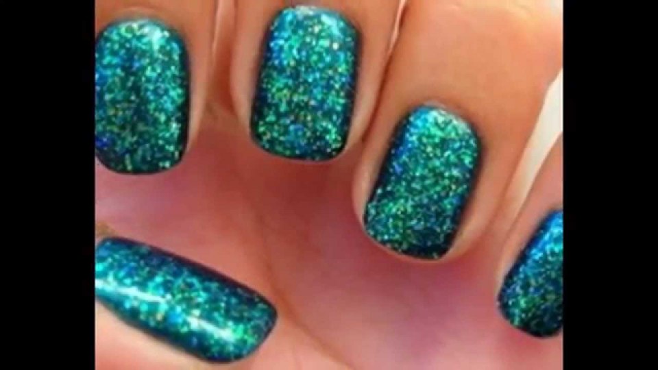 Маникюр с зеленым глиттером