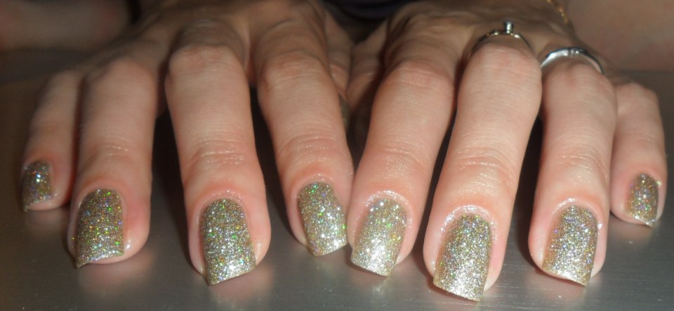 Ногти с прозрачным лаком и блестками зелеными