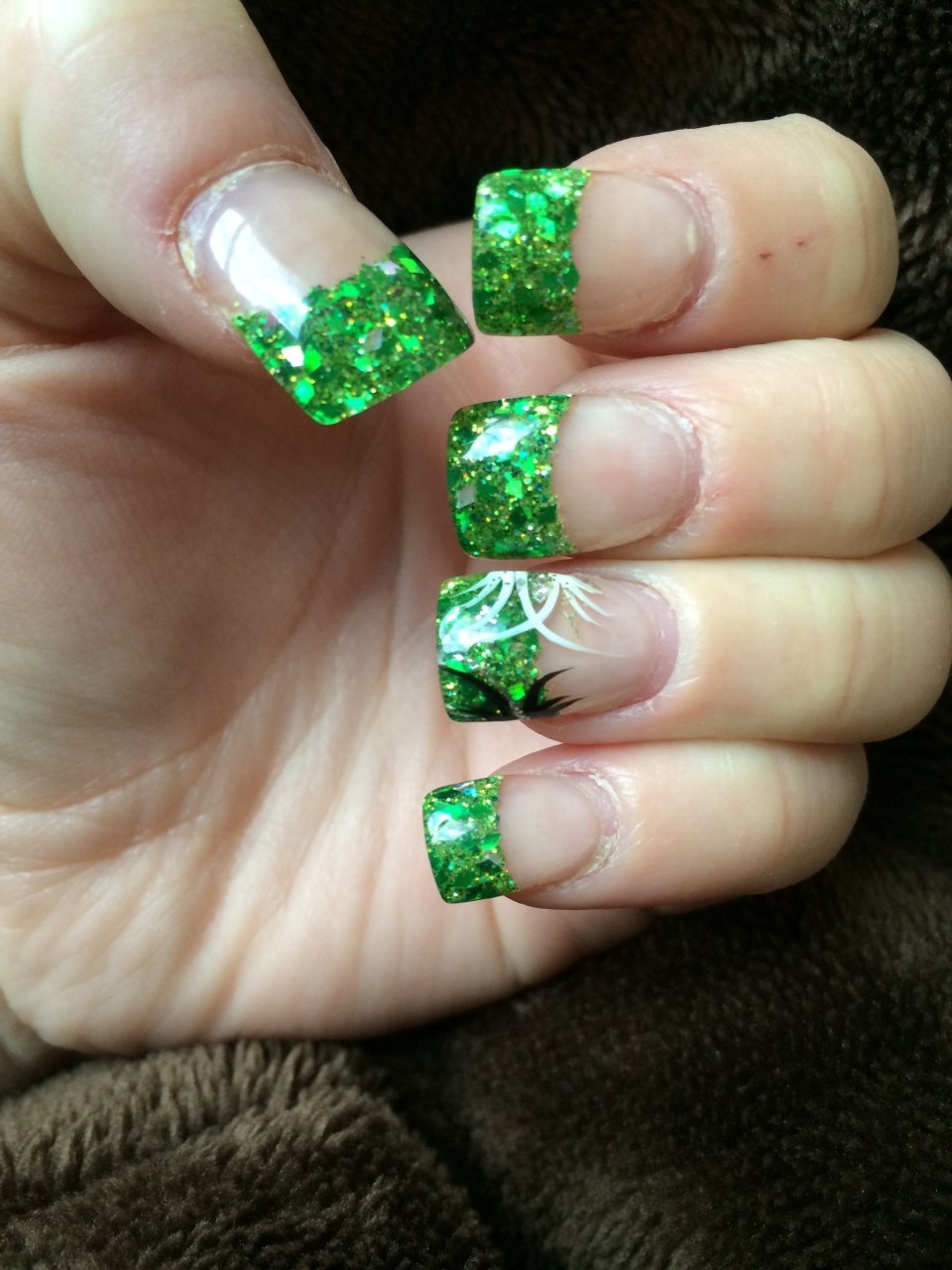 Зеленые блестящие ногти