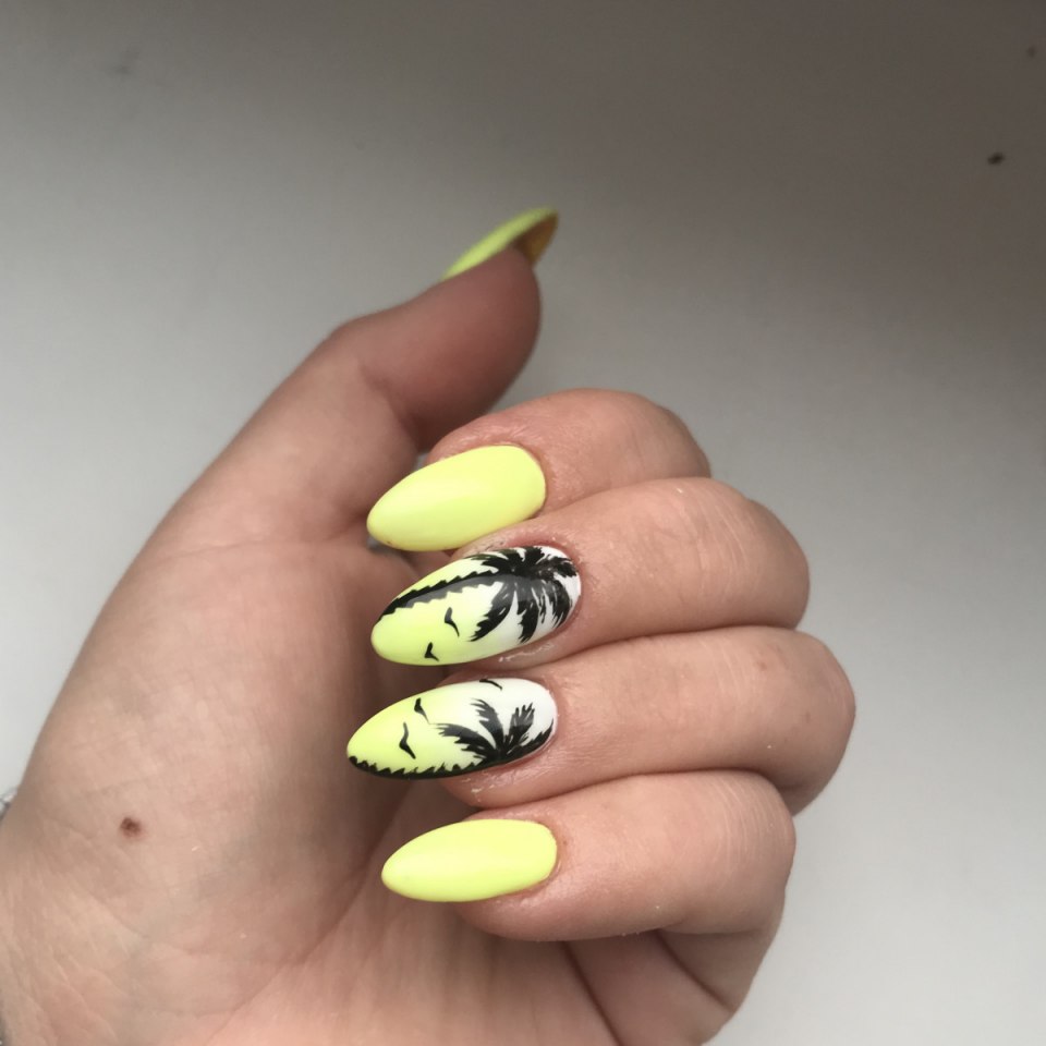 Фисташковый маникюр миндаль