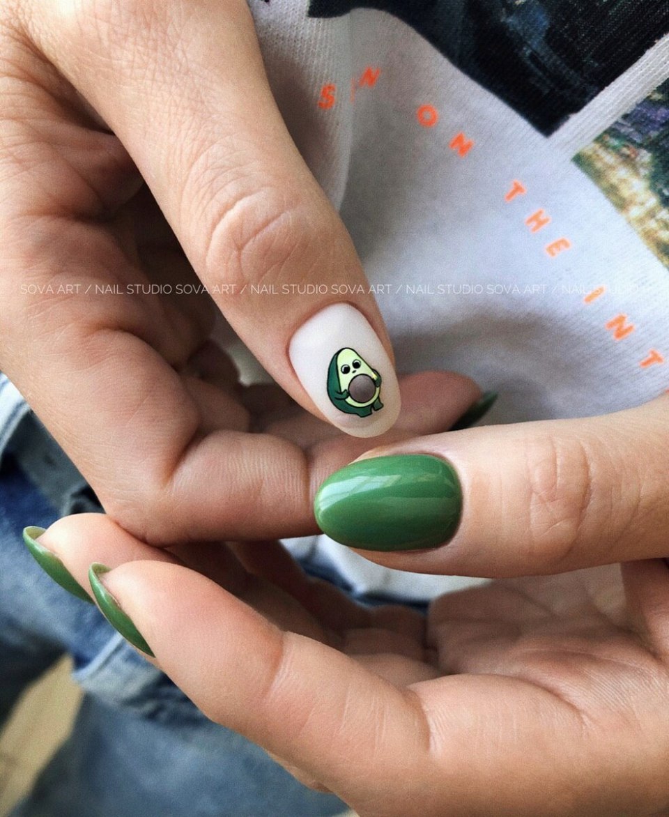 Маникюр фисташковый с белым