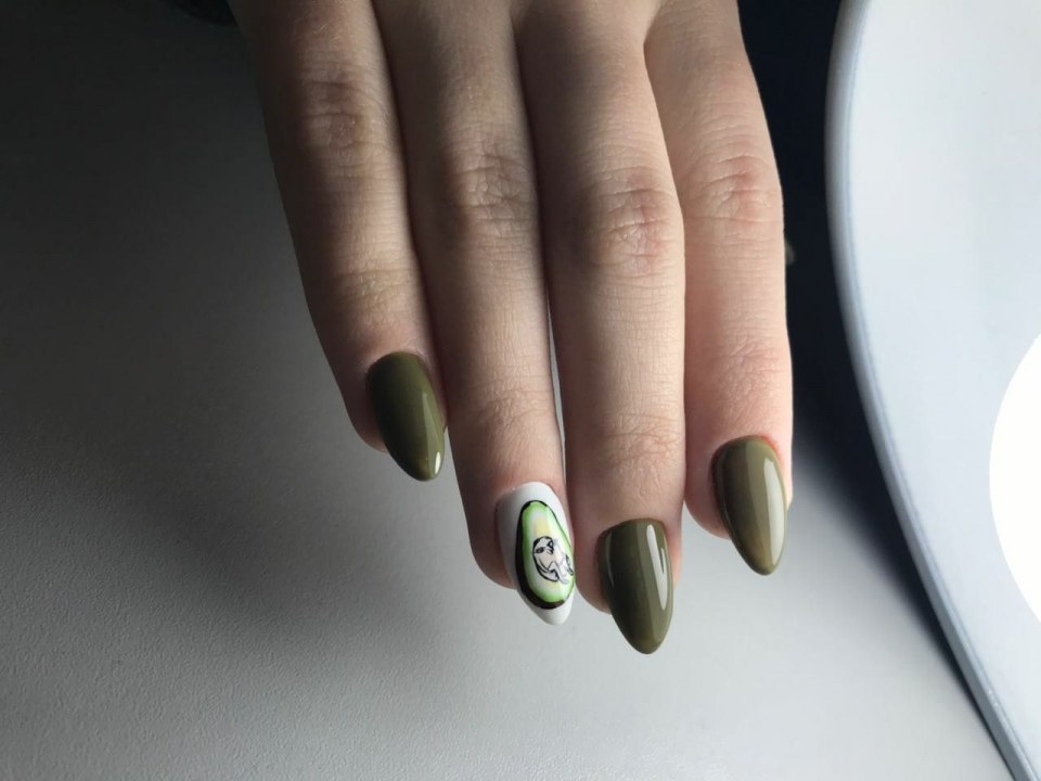 Ногти с авокадо миндаль