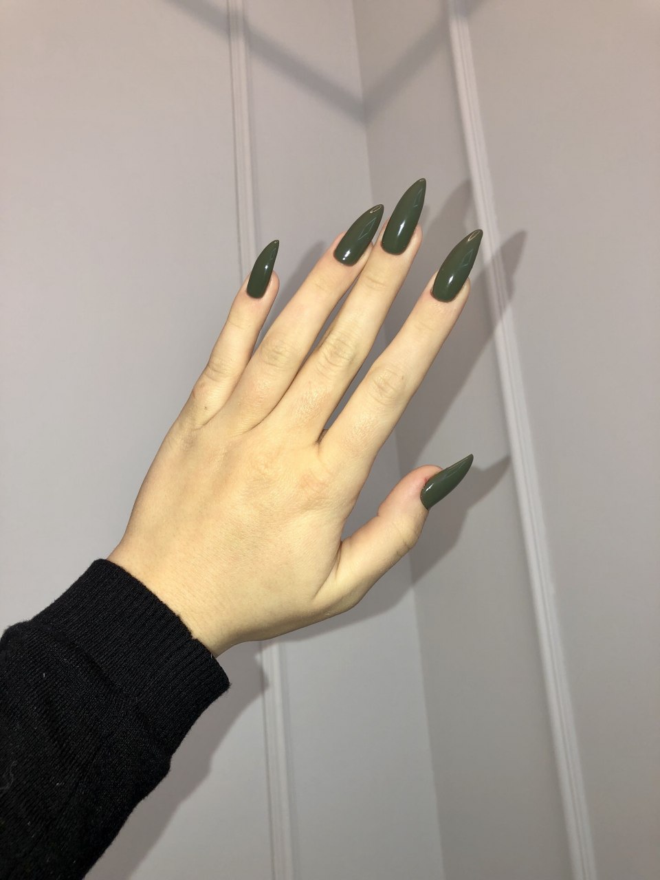 Белый маникюр с авокадо