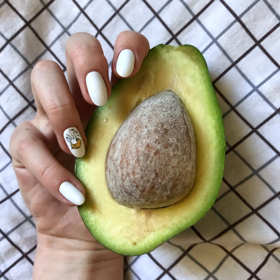 Маникюр с авокадо матовый