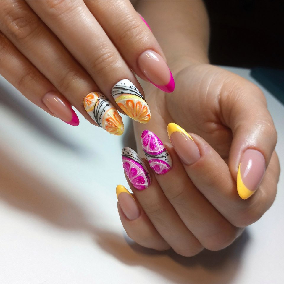 Яркий маникюр на короткие ногти