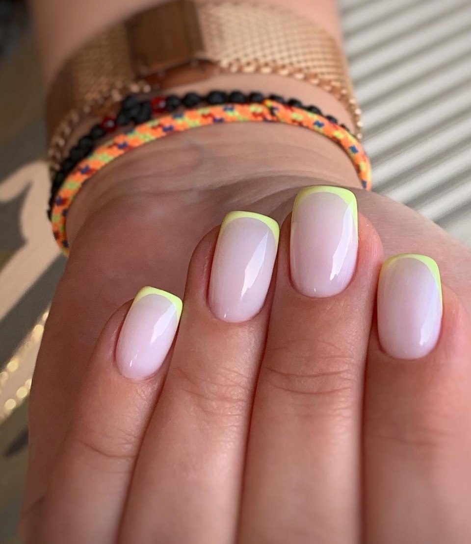 Яркий маникюр на миндалевидных ногтях