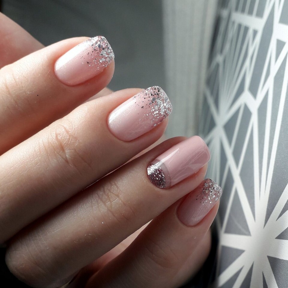 Нежный маникюр с блестяшками