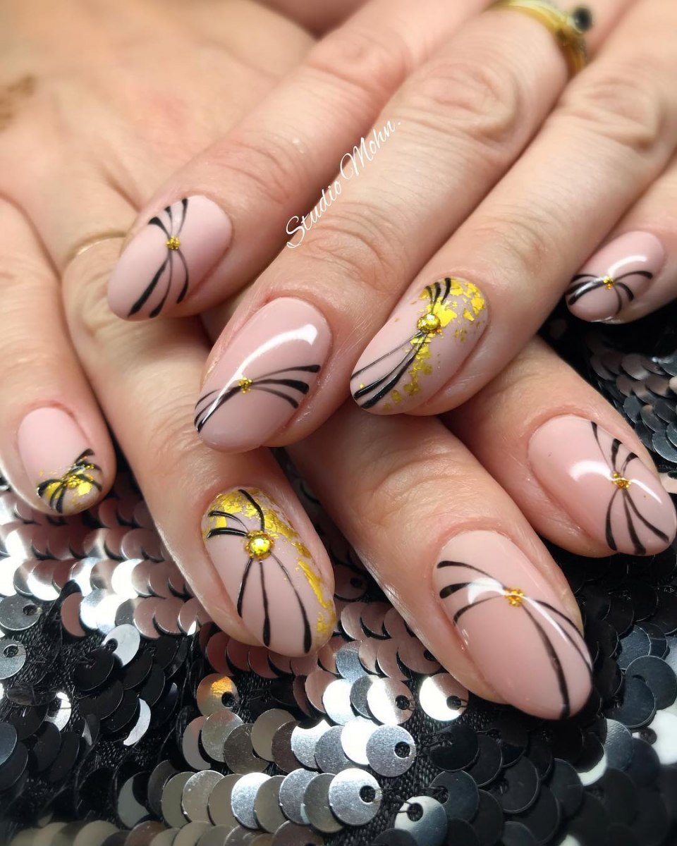 Анна Малинко ногти