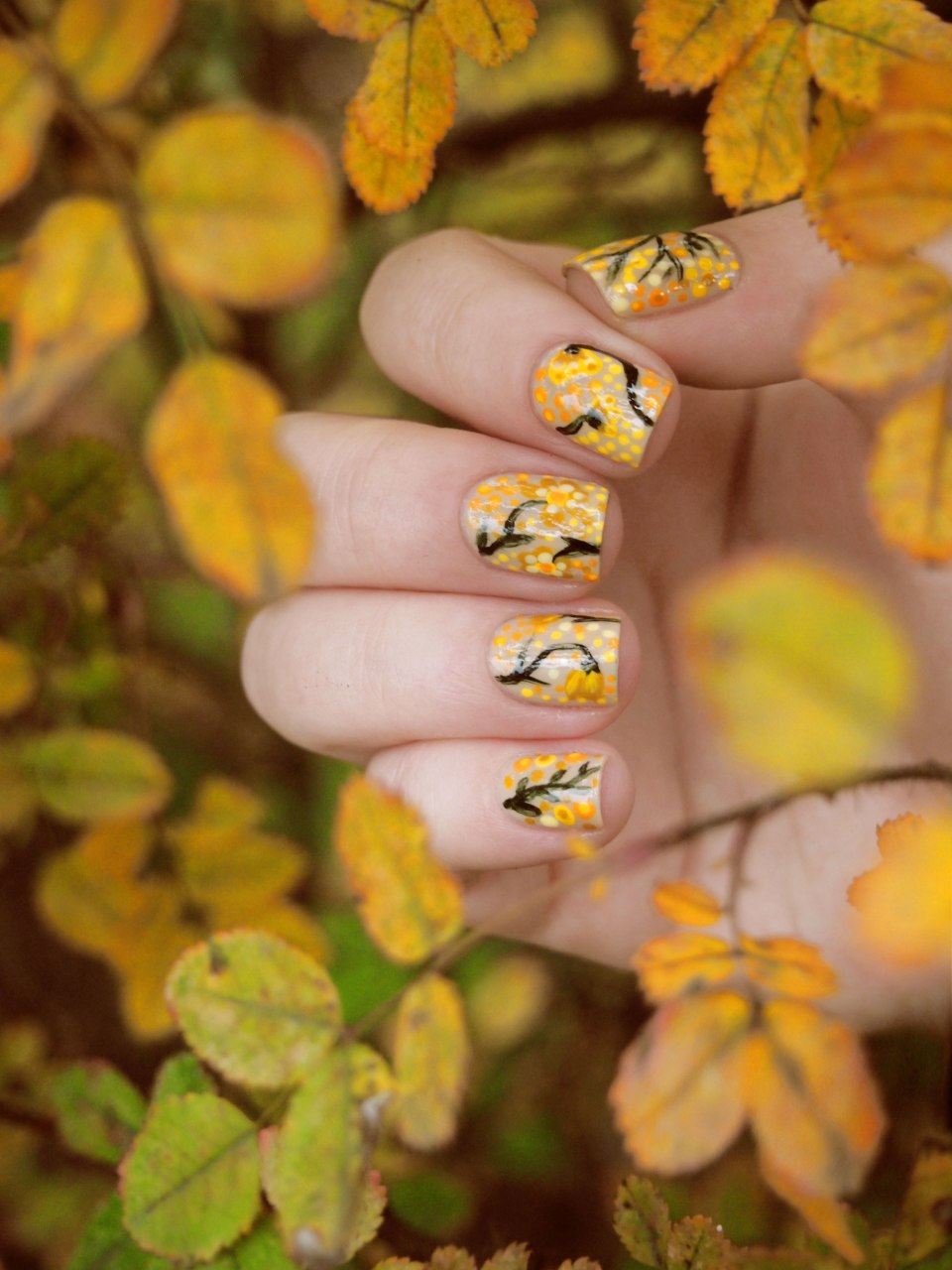 Маникюр с кленовым листом