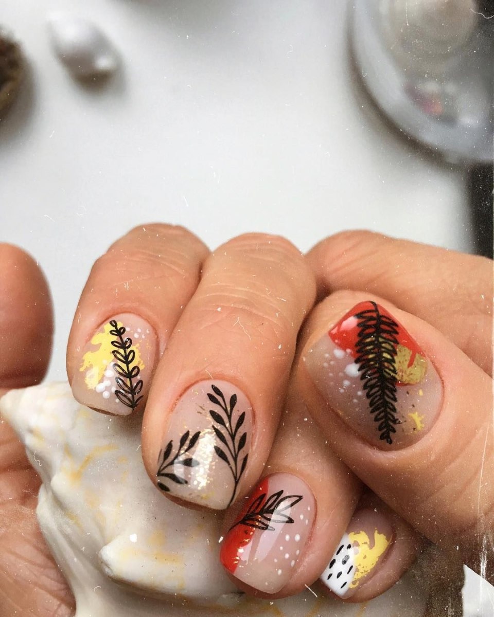 Маникюр с кленовым листочком