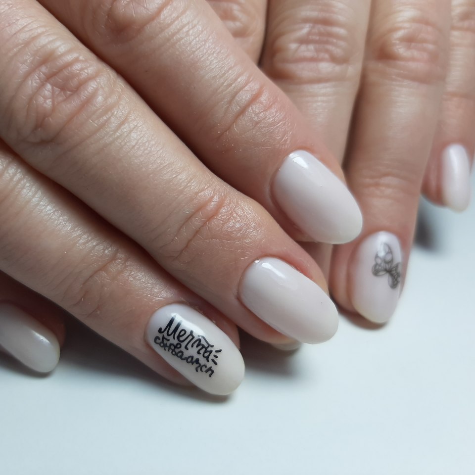 Молочный маникюр с надписями