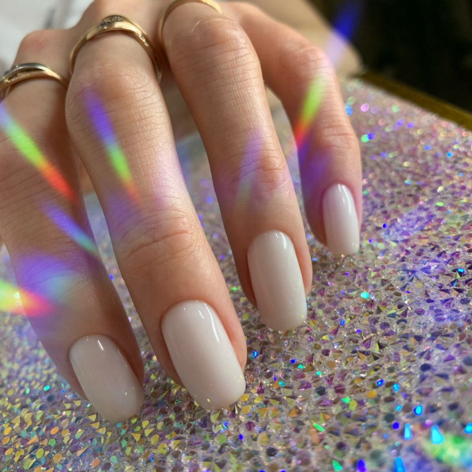 Молочный маникюр с фольгой