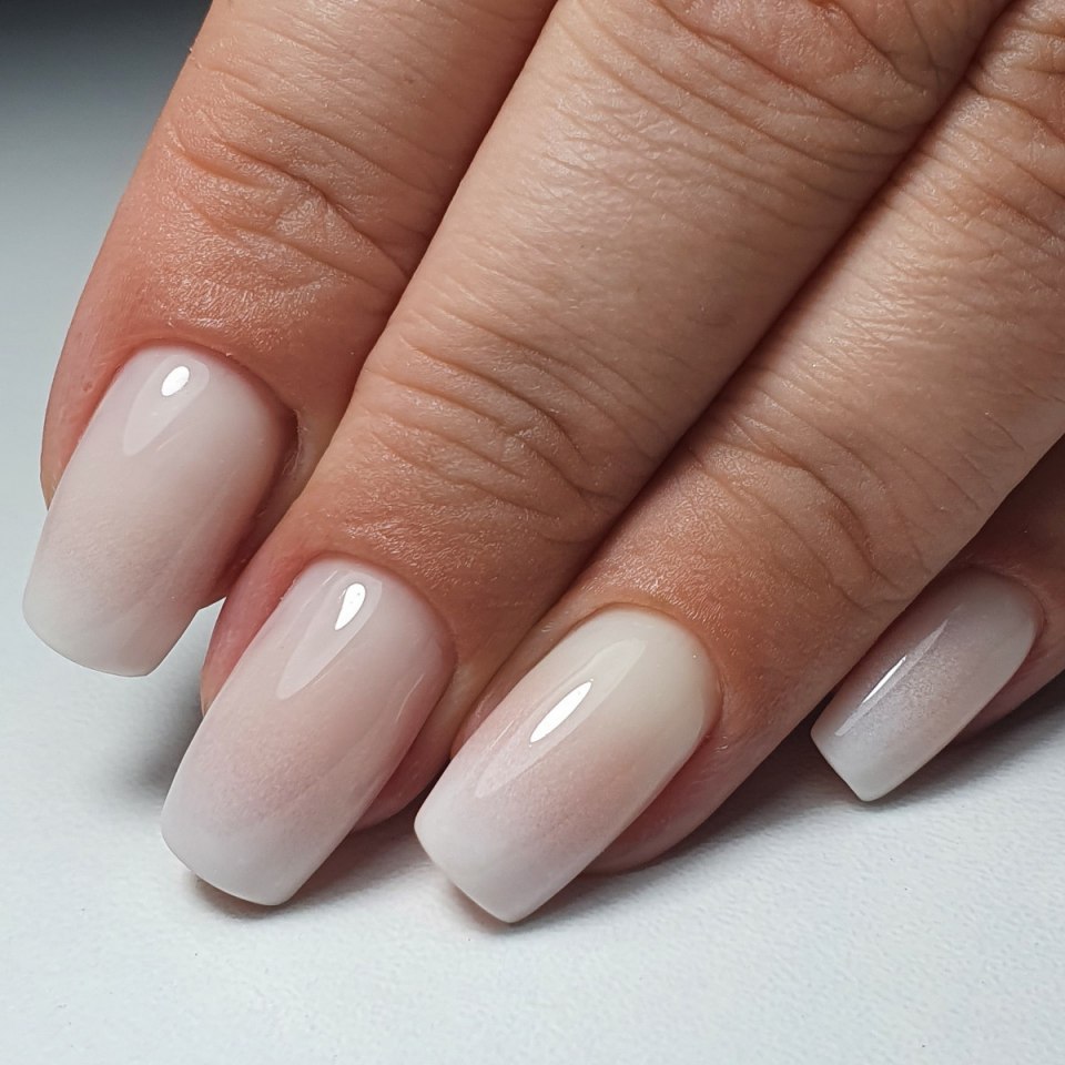 Однотонный маникюр молочный