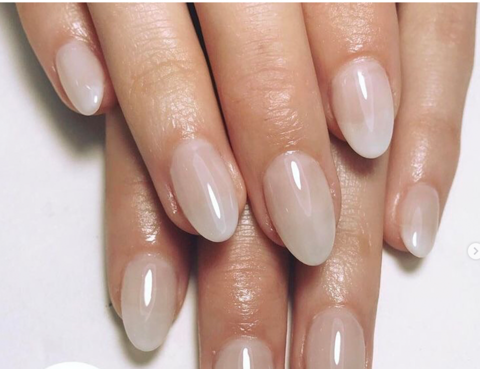 Маникюр блестки под камуфляжем