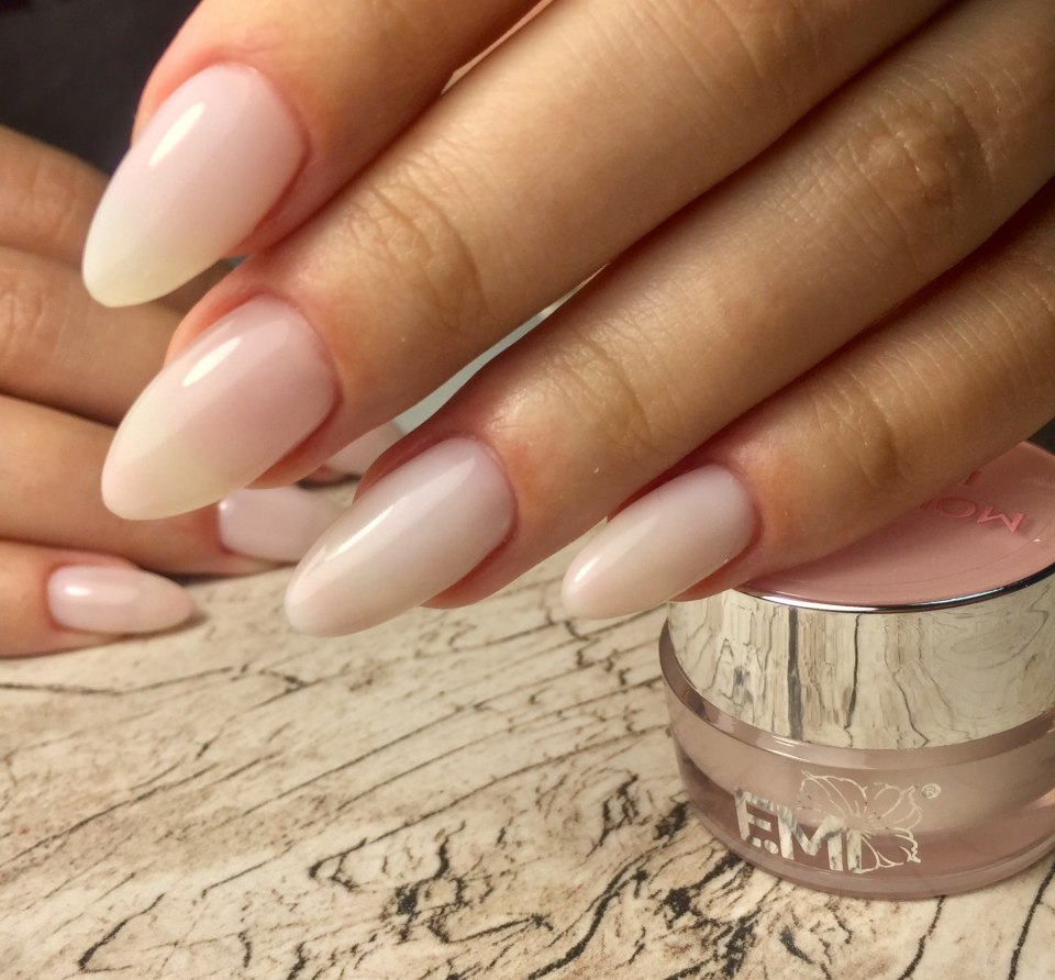 Камуфляжный маникюр молочный