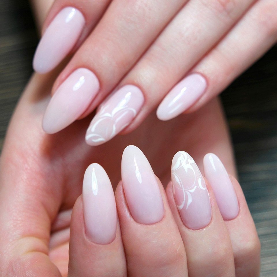 Молочные ногти миндаль