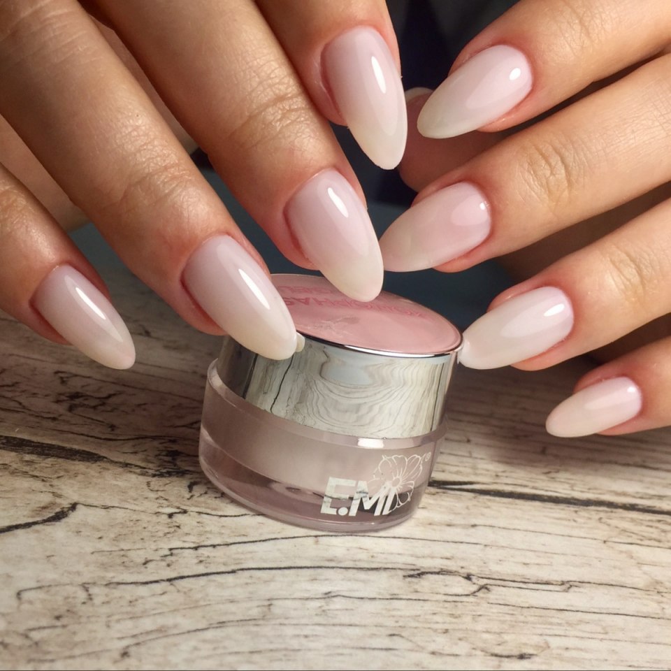Камуфляжный маникюр молочный