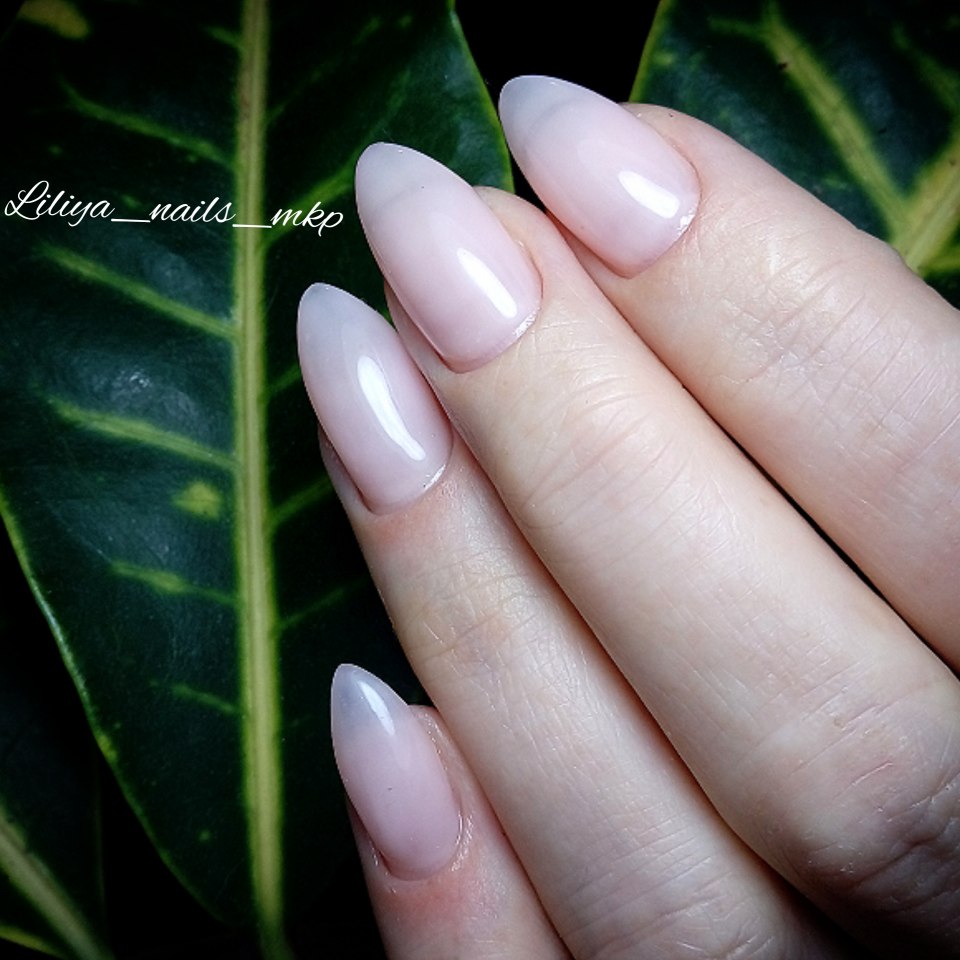 Белый прозрачный маникюр