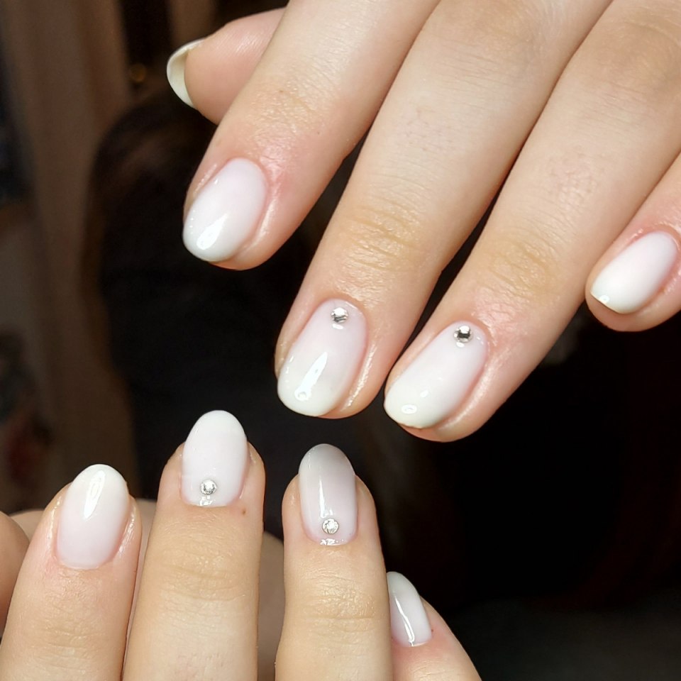 Маникюр молочного цвета