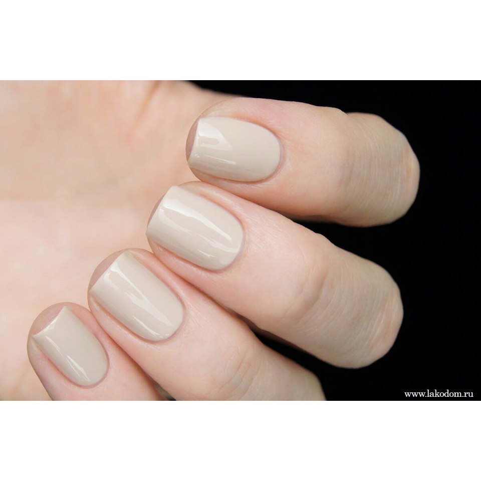 Короткие ногти молочный белый
