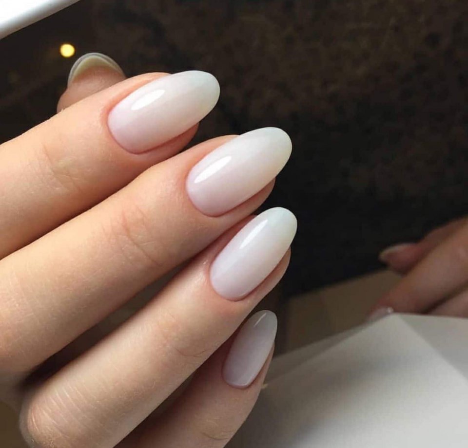 Молочный маникюр