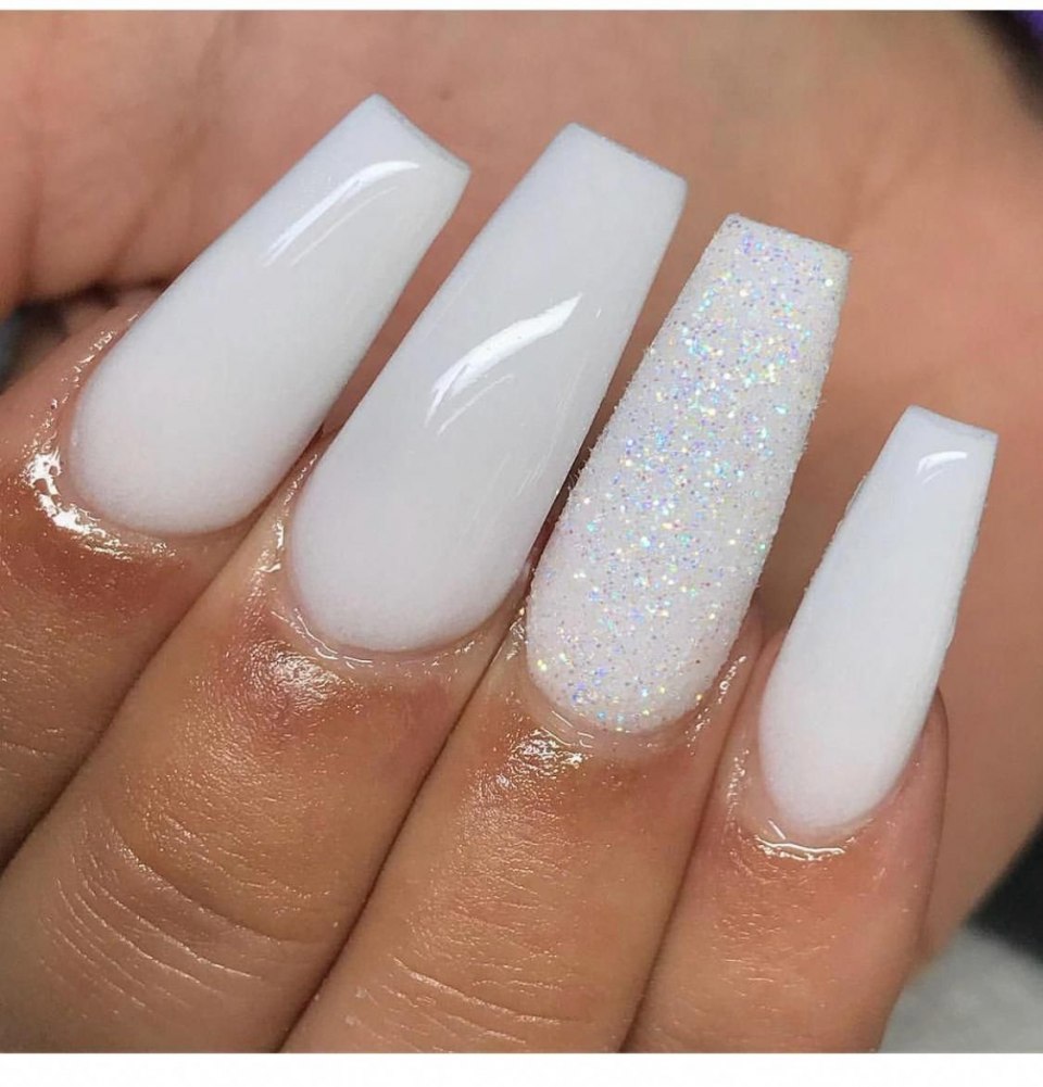 Молочный френч на ногтях