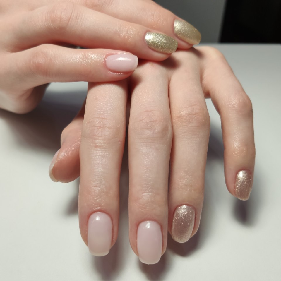 Лак для ногтей молочного цвета