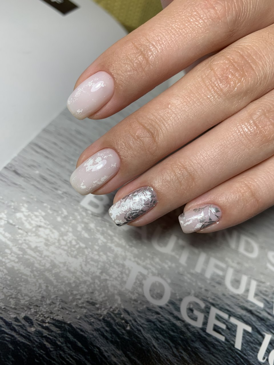 Молочно розовый маникюр