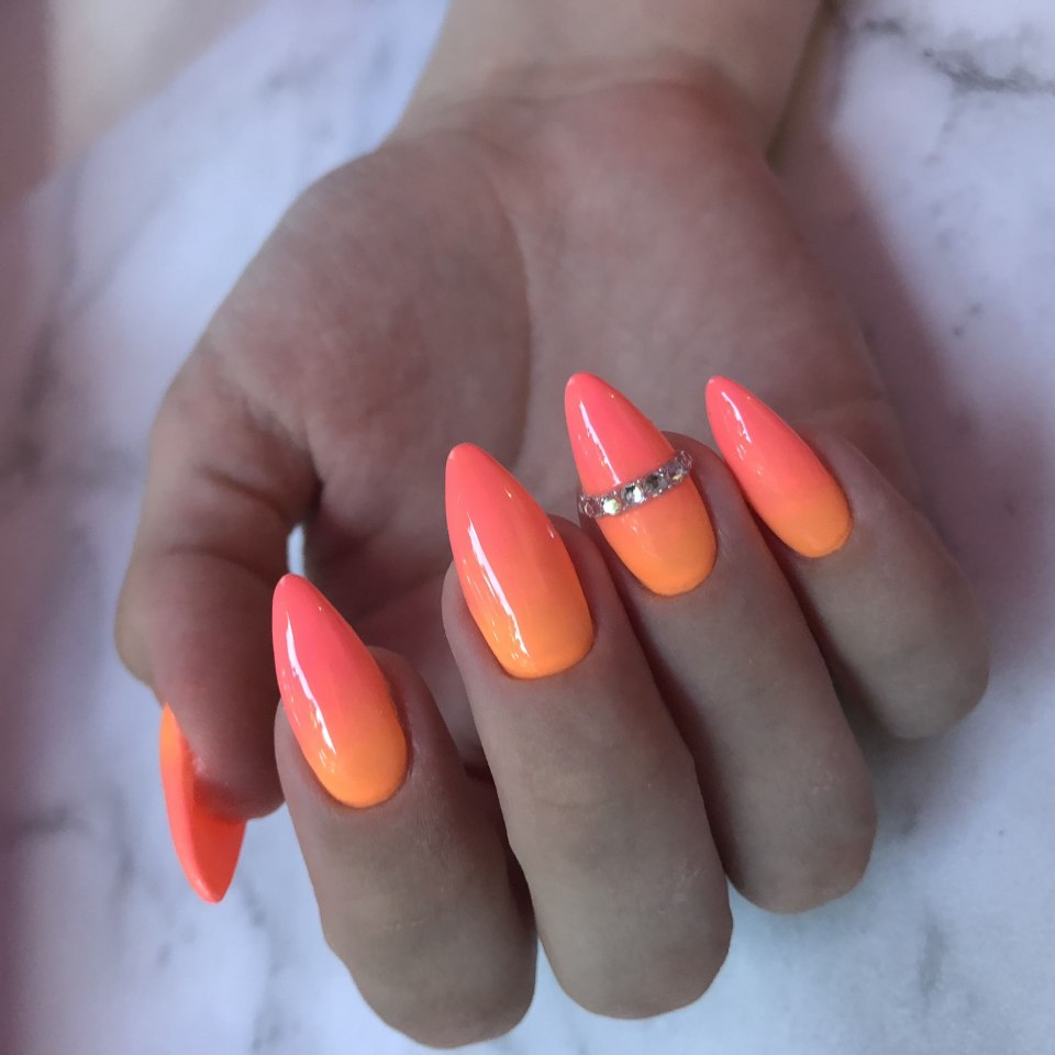Оранжевый маникюр миндаль