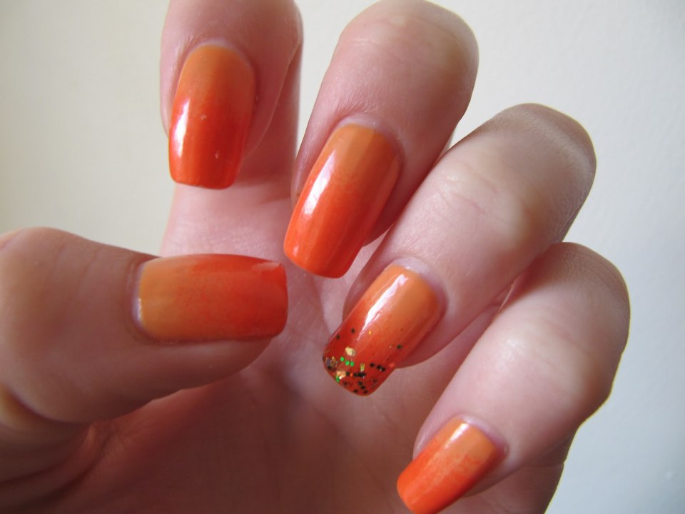 Маникюр градиент красный с оранжевым