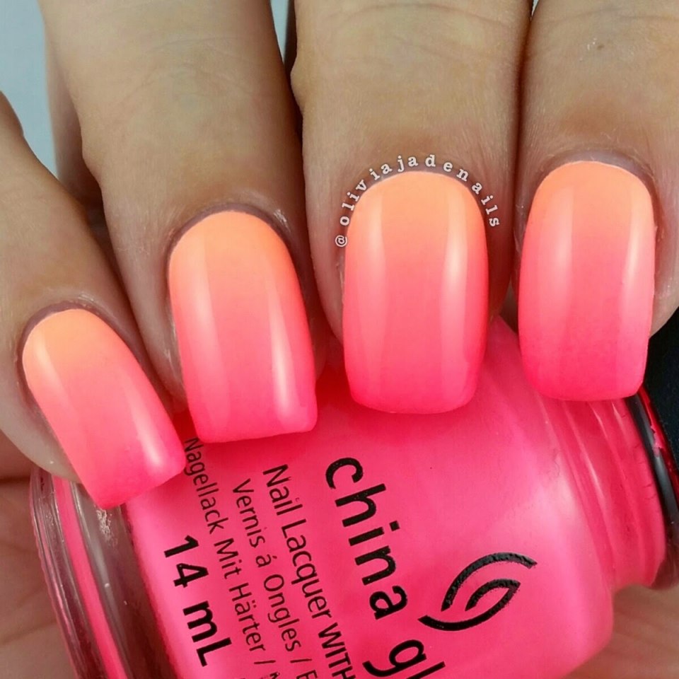 Маникюр омбре в ярко розовых тонах