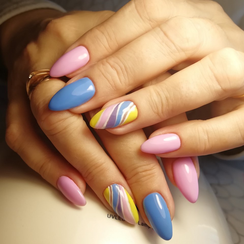 Весенний маникюр с фольгой