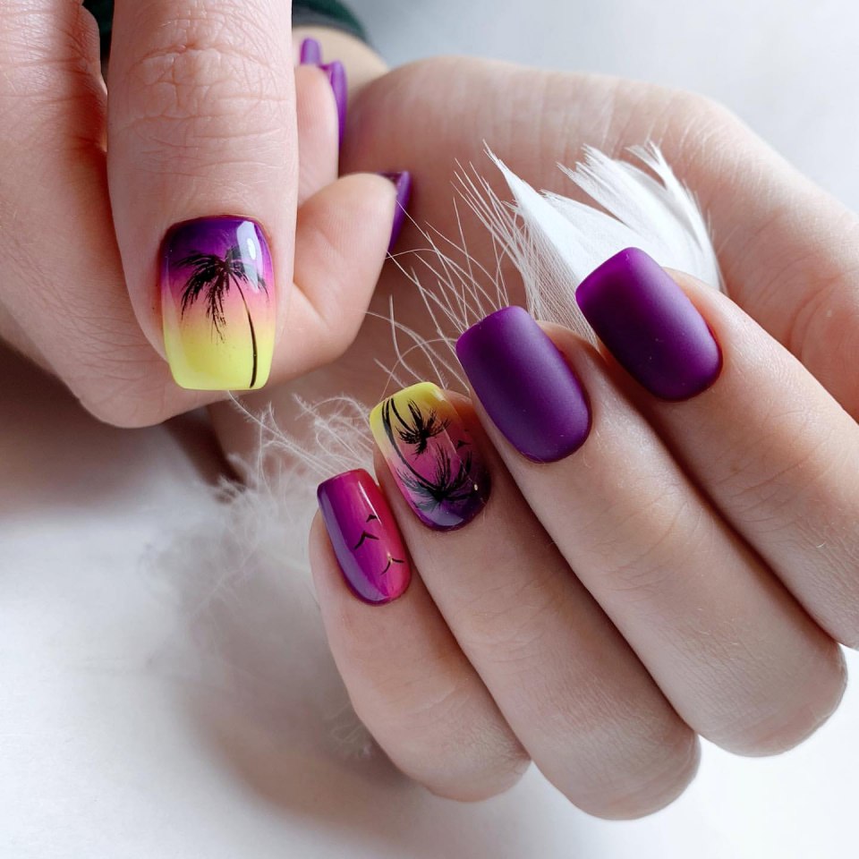 Матовые ногти с пальмами